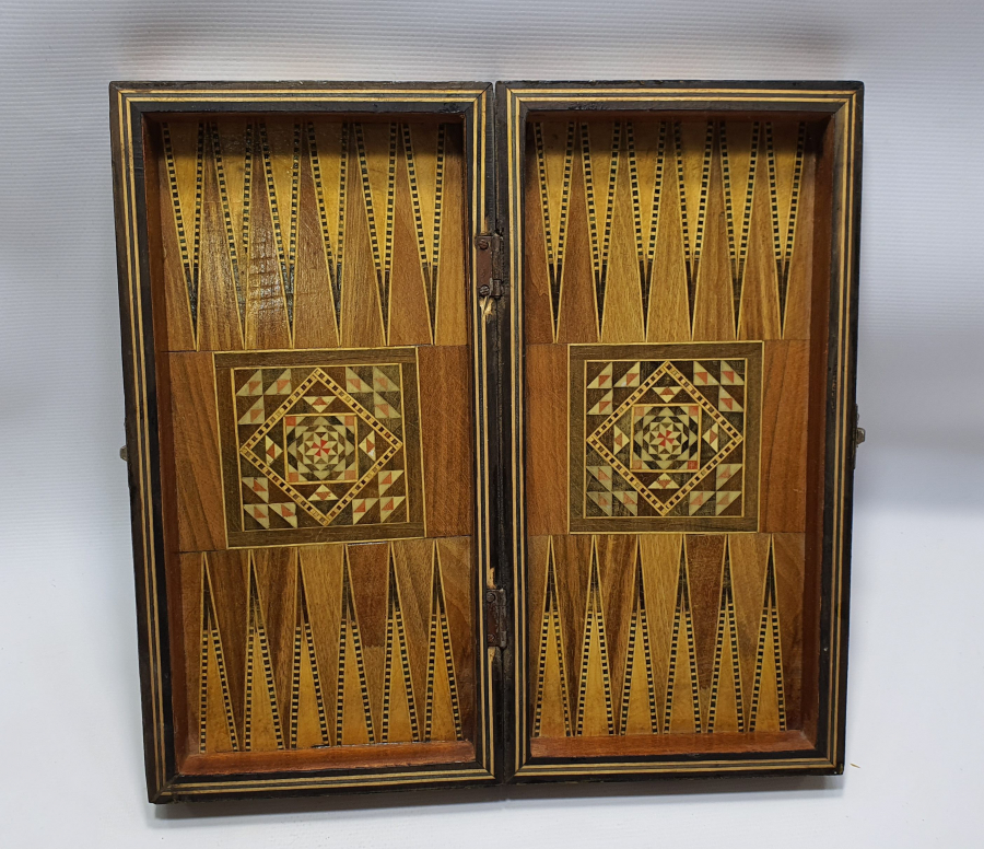 MARKÜTERİ İŞÇİLİKLİ ANTİKA MİNİ TAVLA