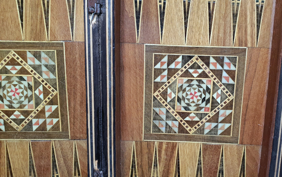 MARKÜTERİ İŞÇİLİKLİ ANTİKA MİNİ TAVLA