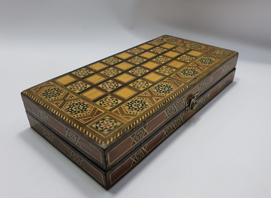 MARKÜTERİ İŞÇİLİKLİ ANTİKA MİNİ TAVLA