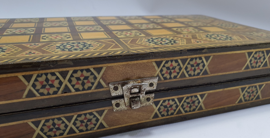 MARKÜTERİ İŞÇİLİKLİ ANTİKA MİNİ TAVLA