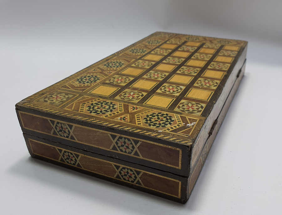 MARKÜTERİ İŞÇİLİKLİ ANTİKA MİNİ TAVLA