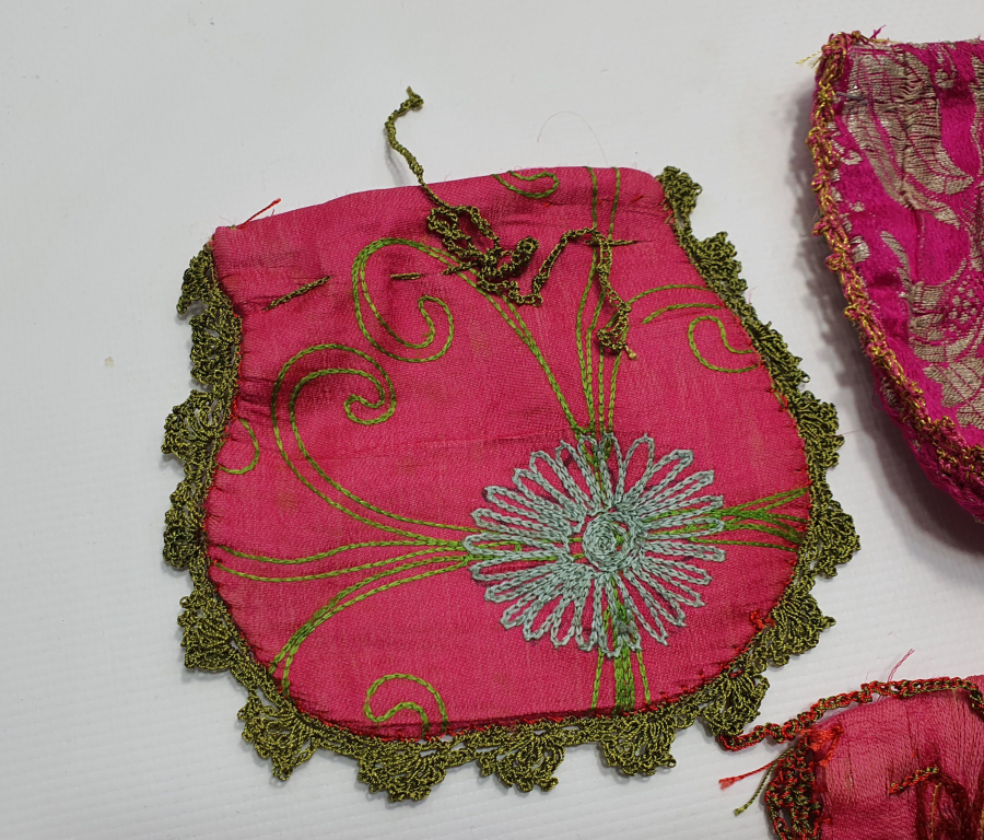 OSMANLI DÖNEMİ SUZANİ VE ELMASİYE KUMAŞTAN MAMUL 3 ADET KESE