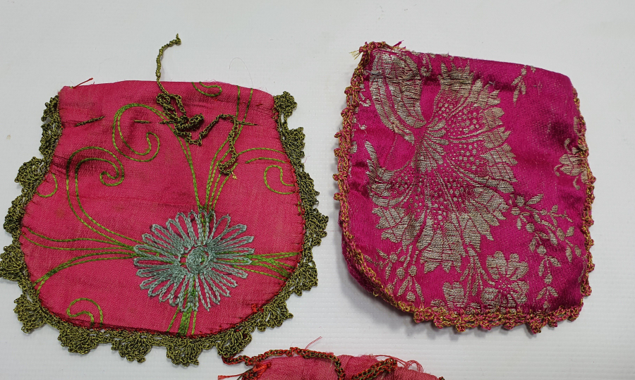 OSMANLI DÖNEMİ SUZANİ VE ELMASİYE KUMAŞTAN MAMUL 3 ADET KESE