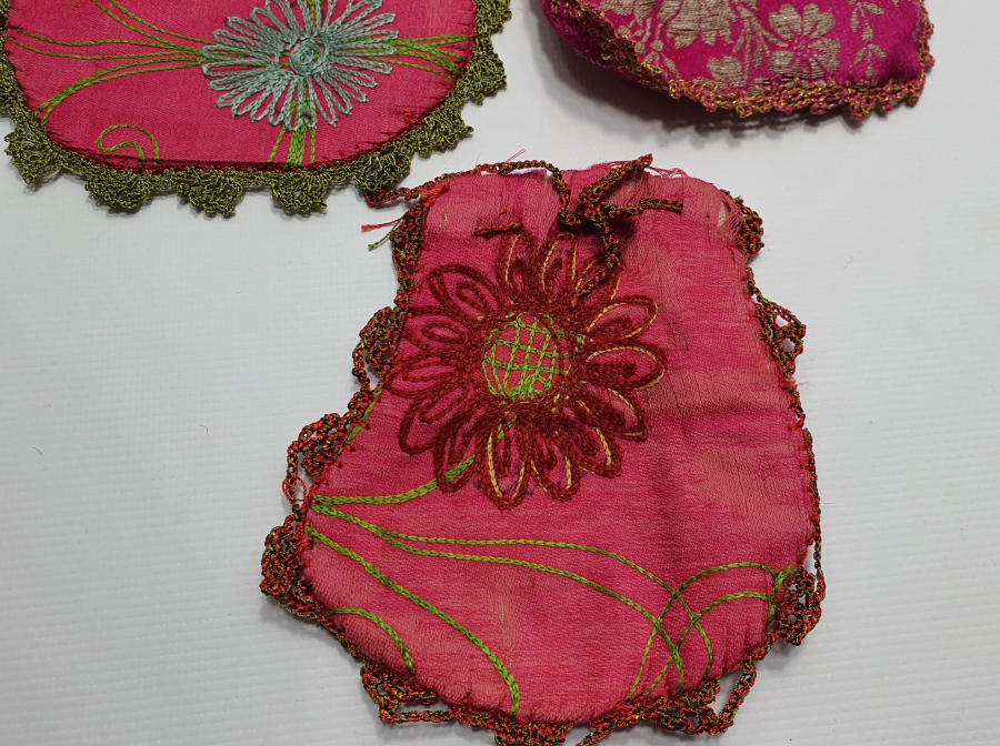 OSMANLI DÖNEMİ SUZANİ VE ELMASİYE KUMAŞTAN MAMUL 3 ADET KESE