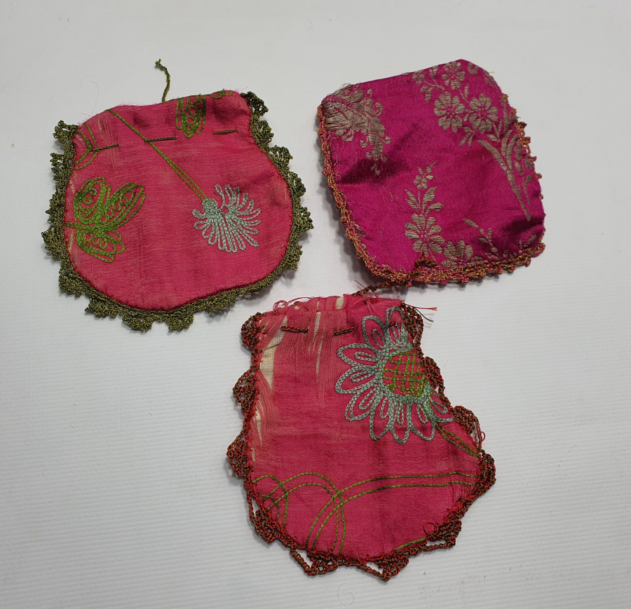 OSMANLI DÖNEMİ SUZANİ VE ELMASİYE KUMAŞTAN MAMUL 3 ADET KESE