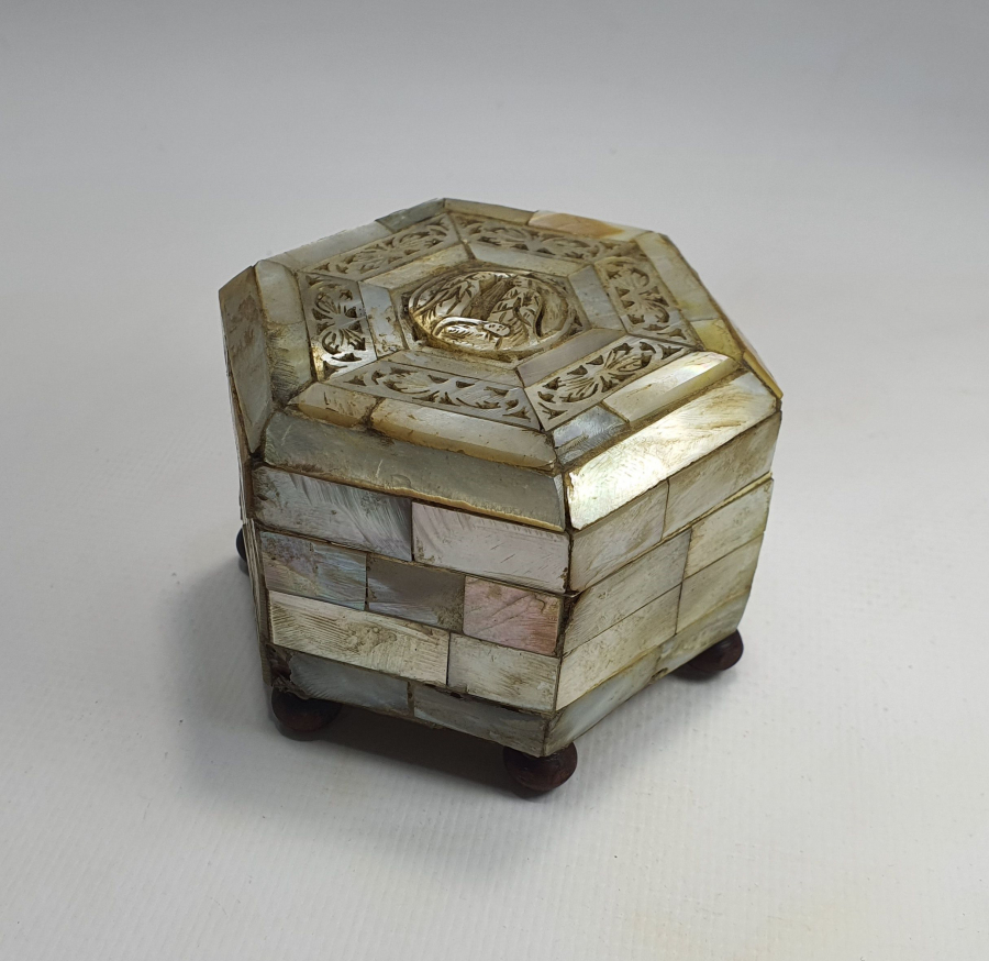 OSMANLI DÖNEMİ ÜZERİ SEDEF OYMA İŞÇİLİKLİ RUM İŞİ KUTU