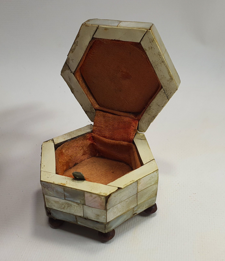 OSMANLI DÖNEMİ ÜZERİ SEDEF OYMA İŞÇİLİKLİ RUM İŞİ KUTU