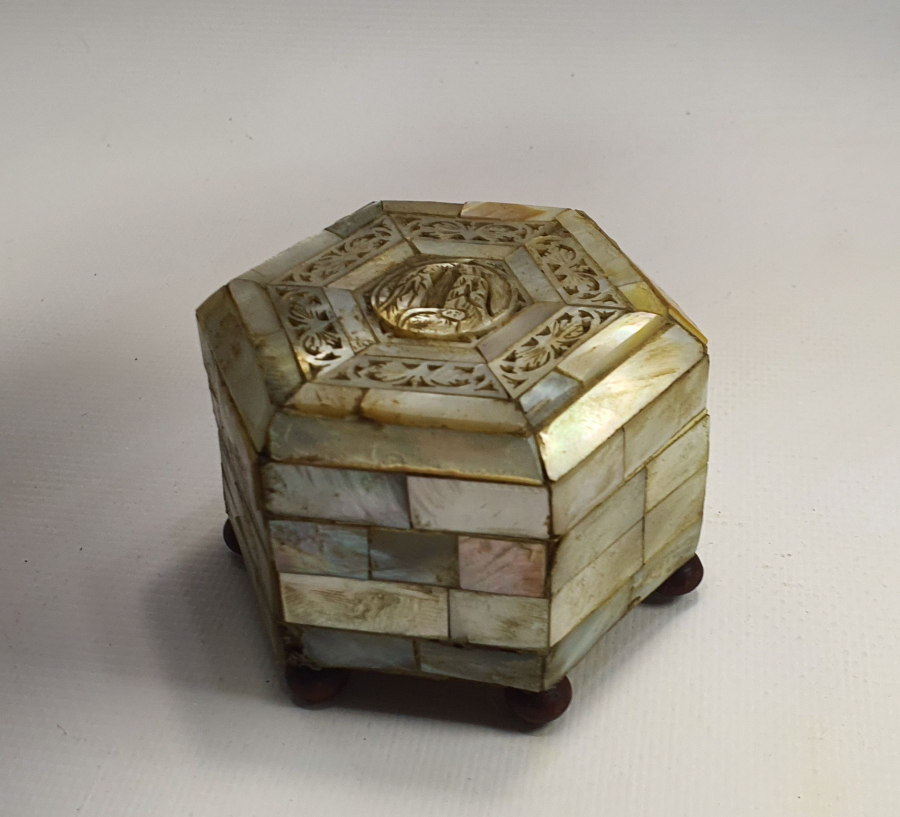 OSMANLI DÖNEMİ ÜZERİ SEDEF OYMA İŞÇİLİKLİ RUM İŞİ KUTU