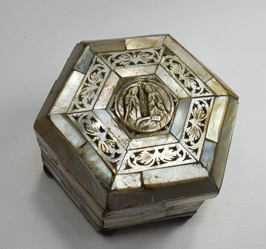 OSMANLI DÖNEMİ ÜZERİ SEDEF OYMA İŞÇİLİKLİ RUM İŞİ KUTU