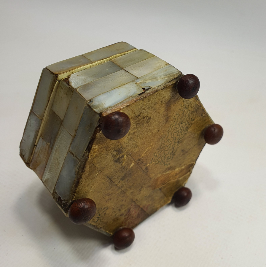 OSMANLI DÖNEMİ ÜZERİ SEDEF OYMA İŞÇİLİKLİ RUM İŞİ KUTU