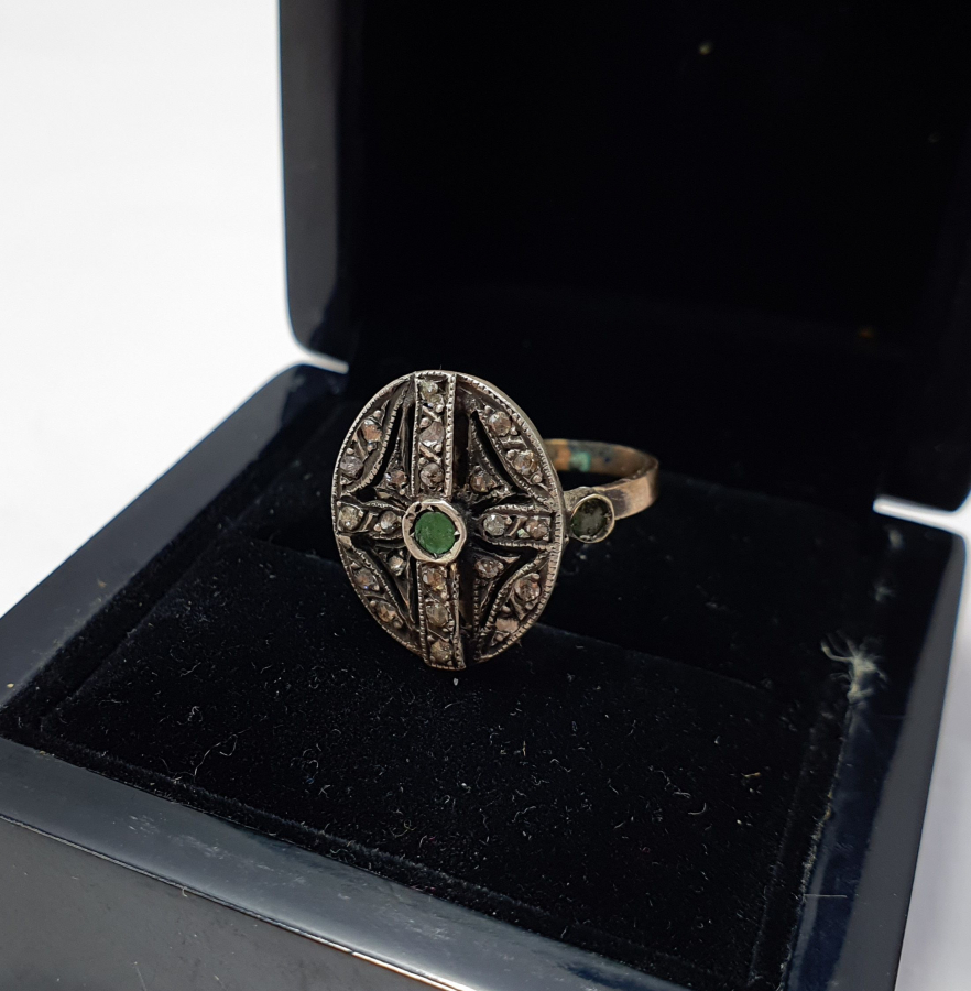 ÖZEL YAPIM ELMAS VE ZÜMRÜT TAŞLI ALTIN YÜZÜK