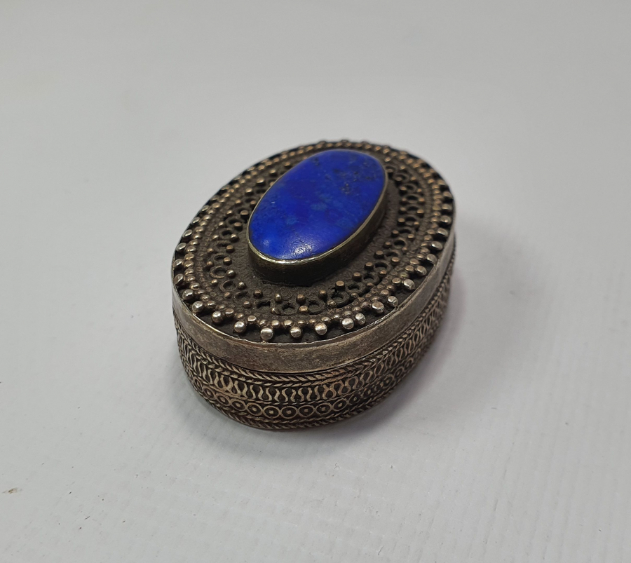 ÜZERİ LAPİS TAŞLI GÜMÜŞ ENFİYE KUTUSU