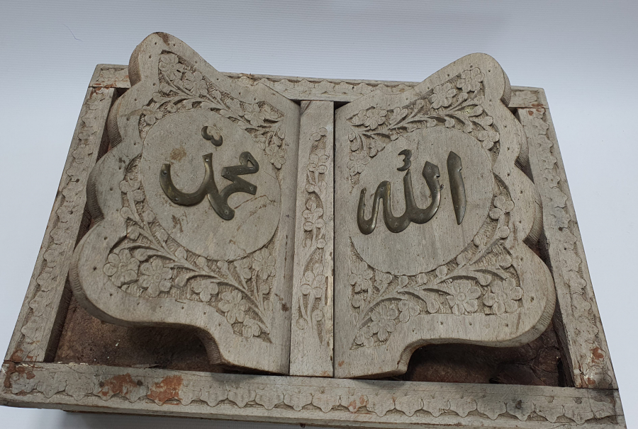 ÜZERİNDE ALLAH VE MUHAMMED YAZILI ANTKA RAHLE