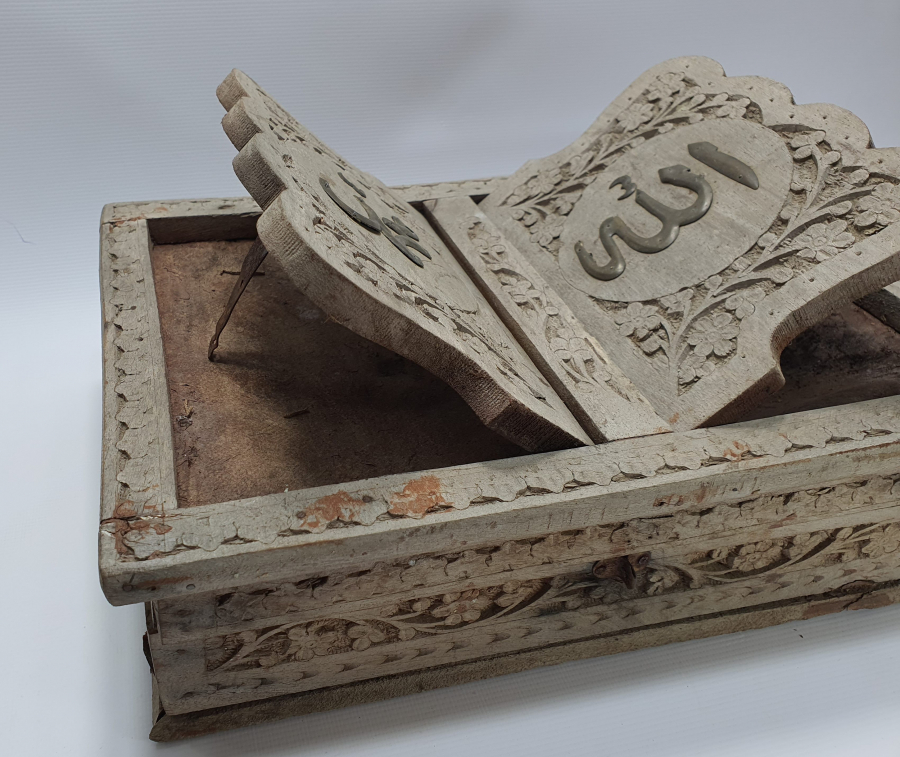 ÜZERİNDE ALLAH VE MUHAMMED YAZILI ANTKA RAHLE