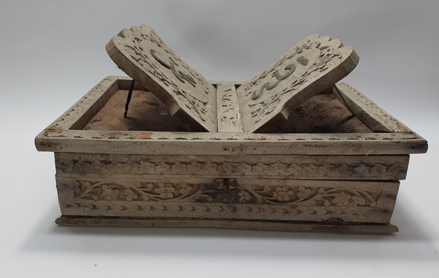 ÜZERİNDE ALLAH VE MUHAMMED YAZILI ANTKA RAHLE