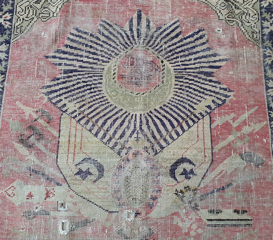 ÜZERİNDE OSMANLI DEVLET ARMASI BULUNAN OSMANLI DÖNEMİ BÜYÜK BOY DUVAR HALISI