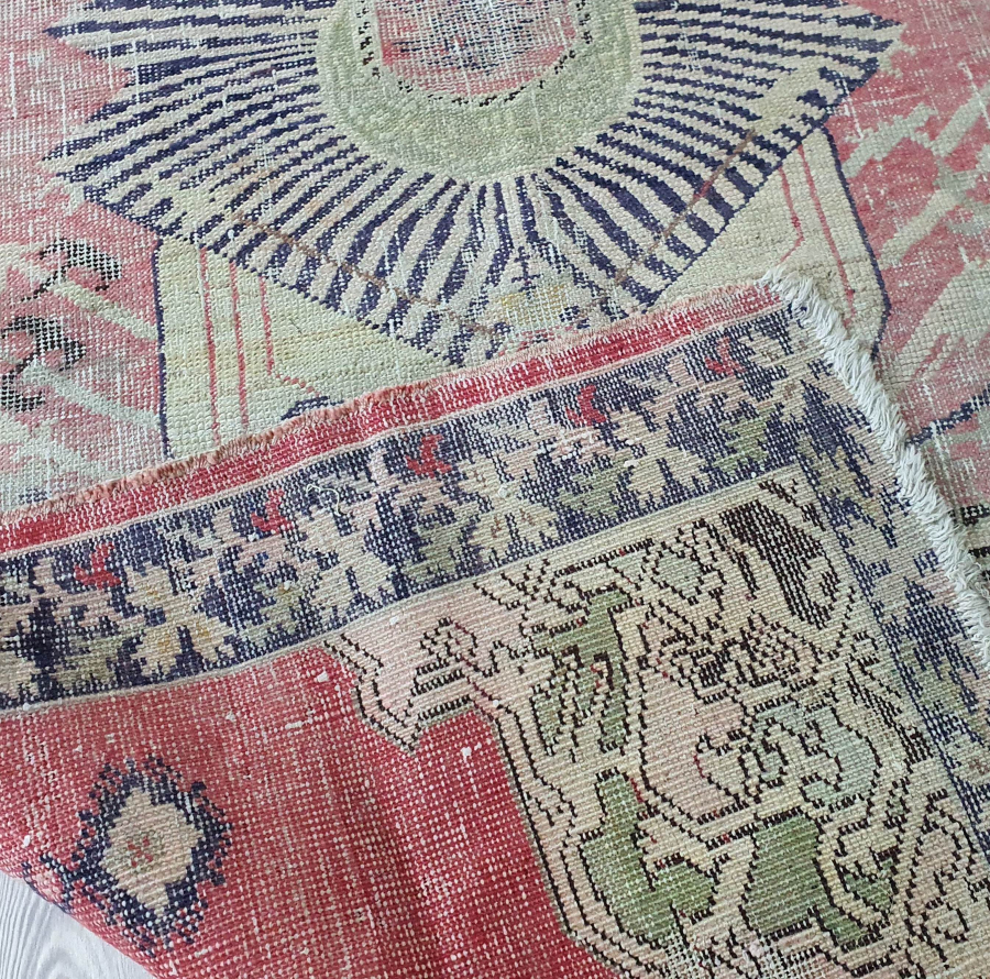 ÜZERİNDE OSMANLI DEVLET ARMASI BULUNAN OSMANLI DÖNEMİ BÜYÜK BOY DUVAR HALISI