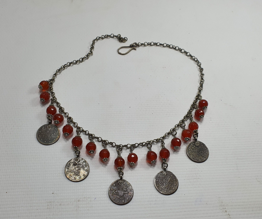 ÜZERİNDE OSMANLI PARALARI VE AKİK TAŞLAR BULUNAN GERDANLIK