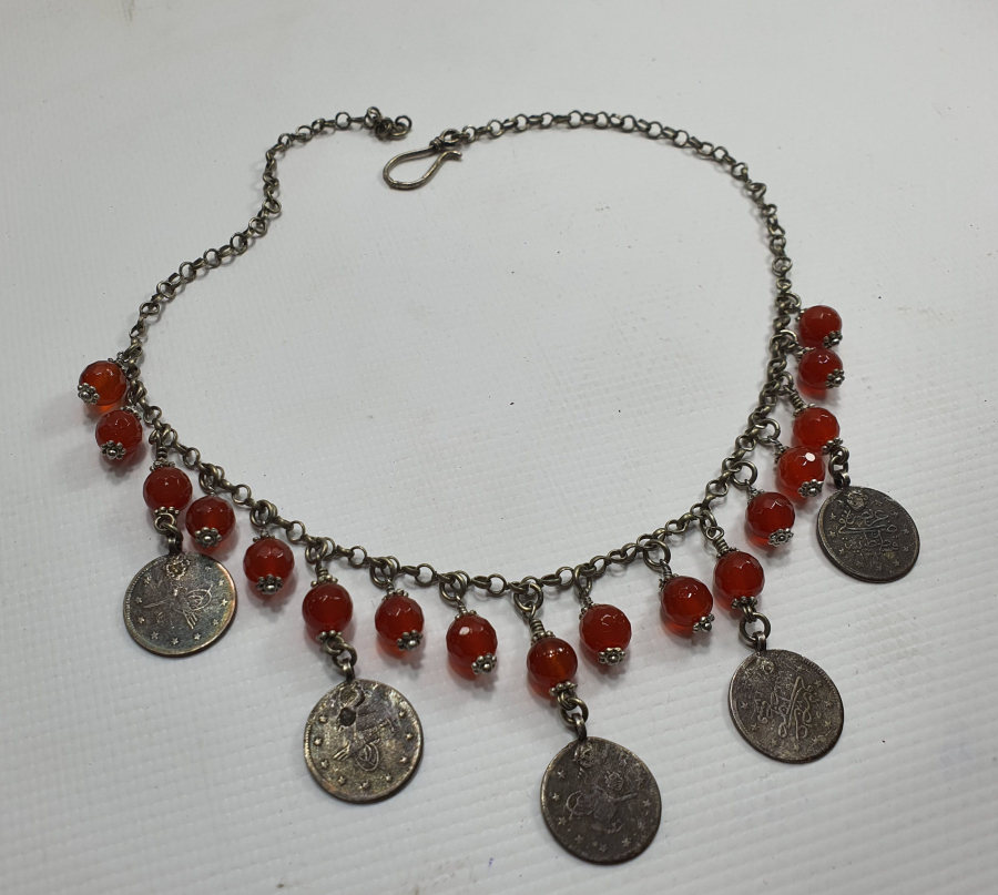 ÜZERİNDE OSMANLI PARALARI VE AKİK TAŞLAR BULUNAN GERDANLIK