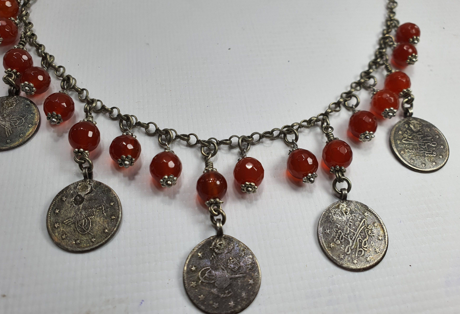 ÜZERİNDE OSMANLI PARALARI VE AKİK TAŞLAR BULUNAN GERDANLIK