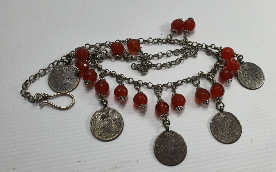 ÜZERİNDE OSMANLI PARALARI VE AKİK TAŞLAR BULUNAN GERDANLIK