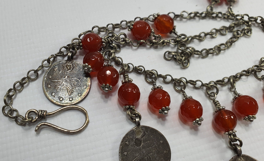 ÜZERİNDE OSMANLI PARALARI VE AKİK TAŞLAR BULUNAN GERDANLIK