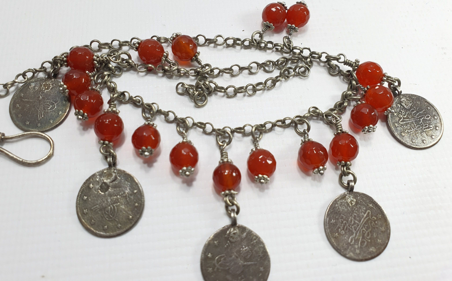 ÜZERİNDE OSMANLI PARALARI VE AKİK TAŞLAR BULUNAN GERDANLIK