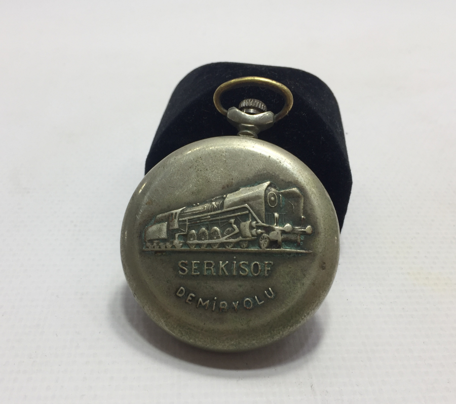 ARKASI TRENLİ SERKİSOF MARKA KURMALI CEP SAATİ