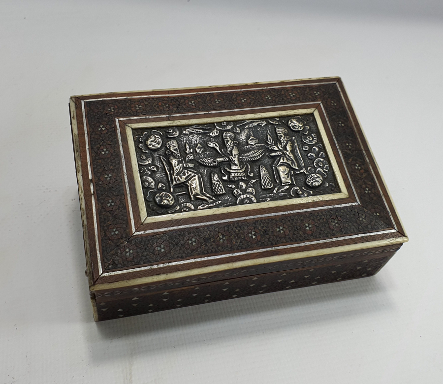 1900 BAŞLARI OSMANLI DÖNEMİ GÜMÜŞ PLAKALI VE MARKÜTERİ İŞÇİLİKLİ NADİR PERS KUTU