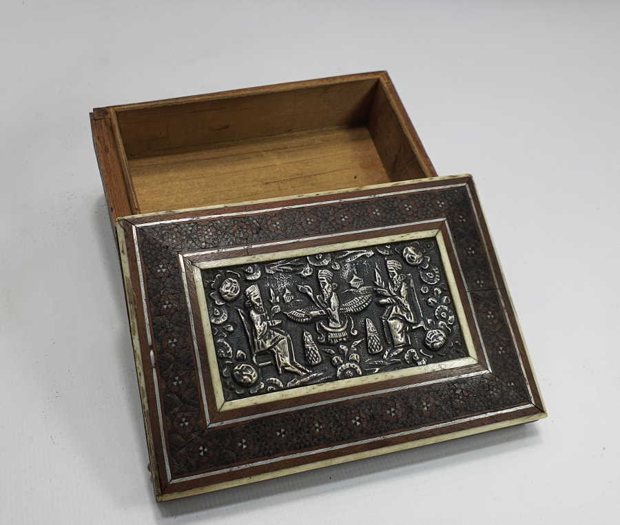 1900 BAŞLARI OSMANLI DÖNEMİ GÜMÜŞ PLAKALI VE MARKÜTERİ İŞÇİLİKLİ NADİR PERS KUTU