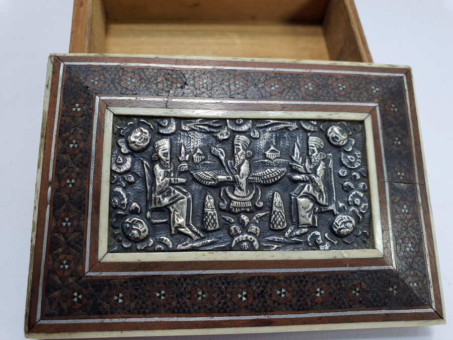 1900 BAŞLARI OSMANLI DÖNEMİ GÜMÜŞ PLAKALI VE MARKÜTERİ İŞÇİLİKLİ NADİR PERS KUTU