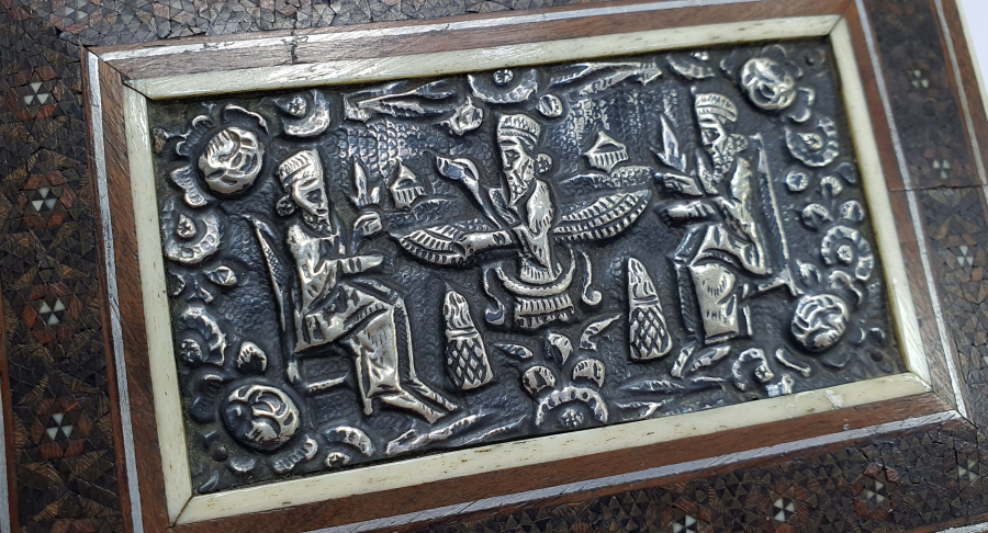 1900 BAŞLARI OSMANLI DÖNEMİ GÜMÜŞ PLAKALI VE MARKÜTERİ İŞÇİLİKLİ NADİR PERS KUTU