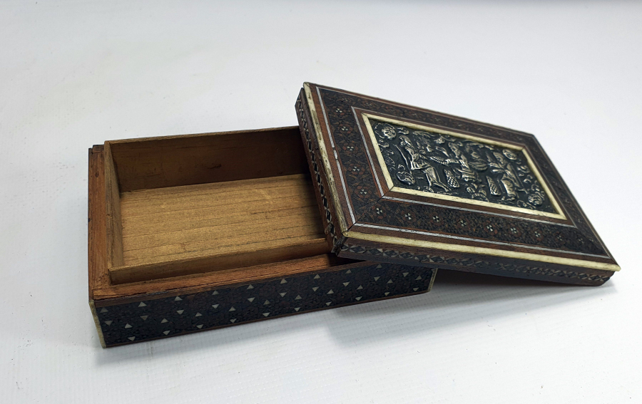 1900 BAŞLARI OSMANLI DÖNEMİ GÜMÜŞ PLAKALI VE MARKÜTERİ İŞÇİLİKLİ NADİR PERS KUTU