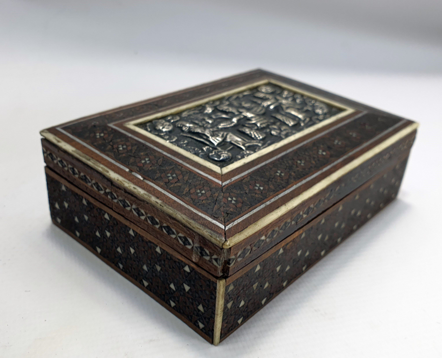 1900 BAŞLARI OSMANLI DÖNEMİ GÜMÜŞ PLAKALI VE MARKÜTERİ İŞÇİLİKLİ NADİR PERS KUTU