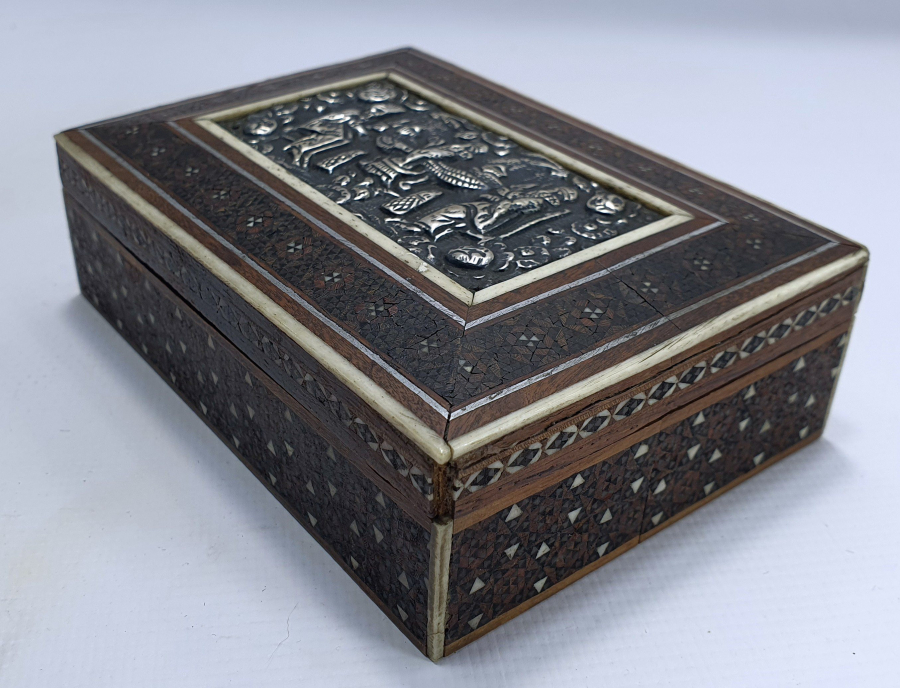 1900 BAŞLARI OSMANLI DÖNEMİ GÜMÜŞ PLAKALI VE MARKÜTERİ İŞÇİLİKLİ NADİR PERS KUTU