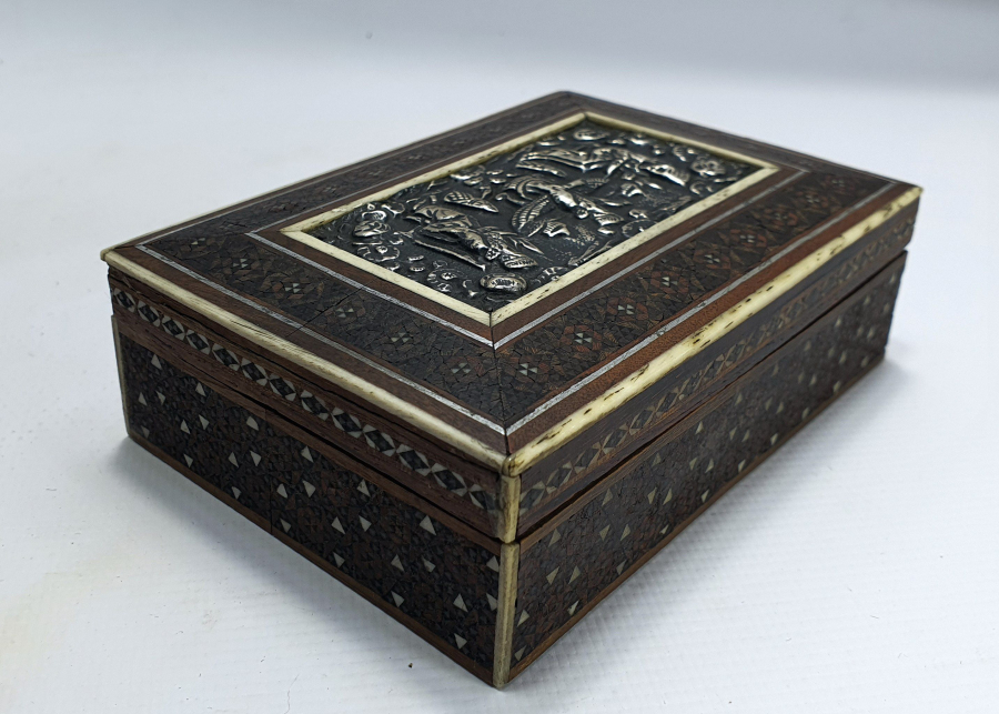 1900 BAŞLARI OSMANLI DÖNEMİ GÜMÜŞ PLAKALI VE MARKÜTERİ İŞÇİLİKLİ NADİR PERS KUTU