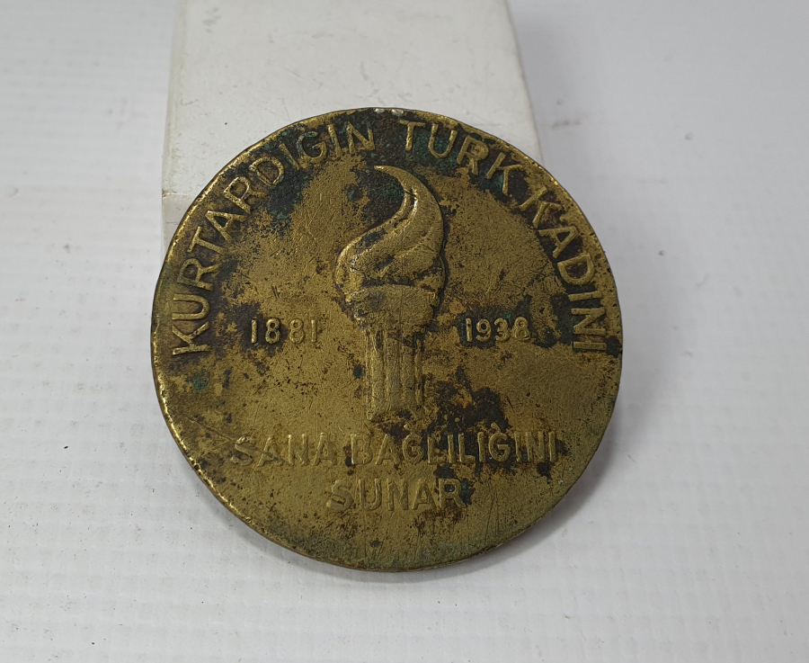 KURTARDIĞIN TÜRK KADINI SANA BAĞLILIĞINI SUNAR YAZILI 1938 YILI MADALYON