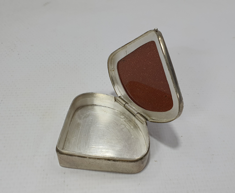 ÜZERİNDE DOĞAL YILDIZ TAŞI BULUNAN ERMENİ USTA YAPIMI GÜMÜŞ KUTU