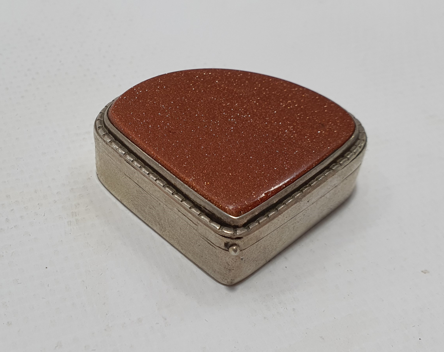 ÜZERİNDE DOĞAL YILDIZ TAŞI BULUNAN ERMENİ USTA YAPIMI GÜMÜŞ KUTU