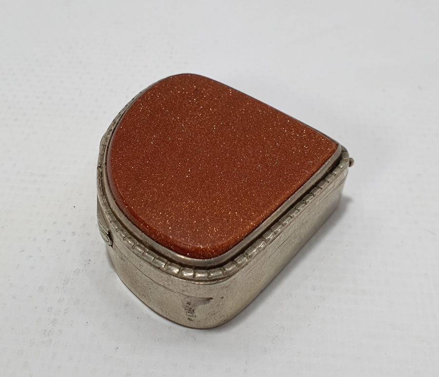 ÜZERİNDE DOĞAL YILDIZ TAŞI BULUNAN ERMENİ USTA YAPIMI GÜMÜŞ KUTU