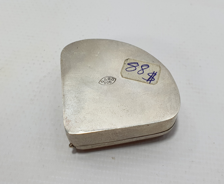 ÜZERİNDE DOĞAL YILDIZ TAŞI BULUNAN ERMENİ USTA YAPIMI GÜMÜŞ KUTU