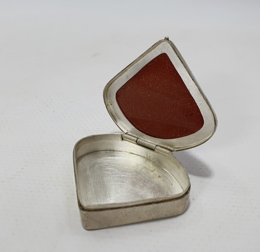 ÜZERİNDE DOĞAL YILDIZ TAŞI BULUNAN ERMENİ USTA YAPIMI GÜMÜŞ KUTU