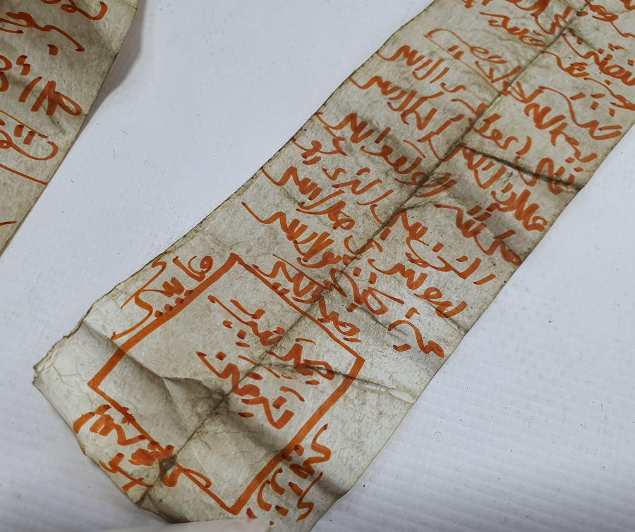 OSMANLI DÖNEMİ SAFRA İLE YAZILMIŞ İÇİNDE EBCEDLER BULUNAN ASKER HAMAYILI