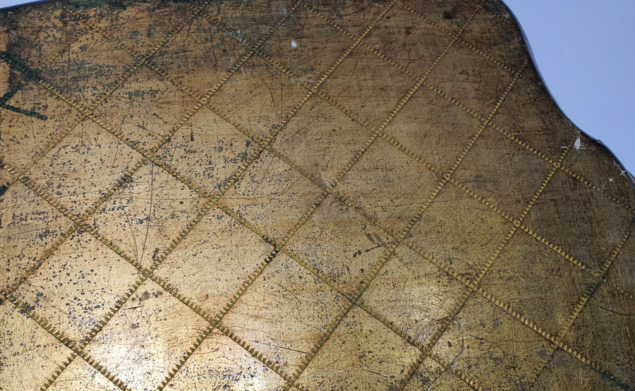 1900 BAŞLARI AHŞAP ÜZERİ ALTIN VERMEYLİ EL YAPIMI NADİR TEPSİ