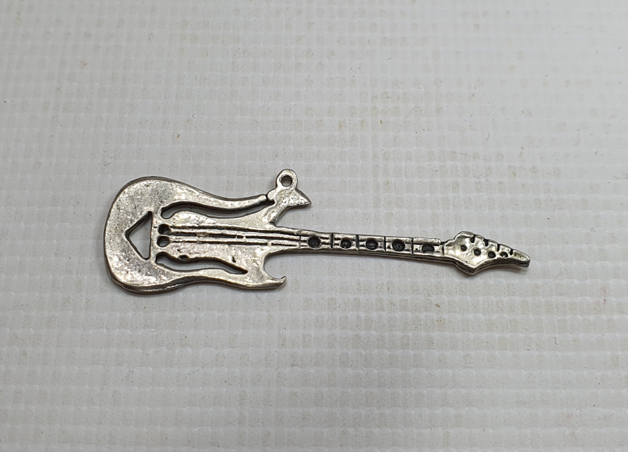 GÜMÜŞ GİTAR FORMUNDA KOLYE UCU