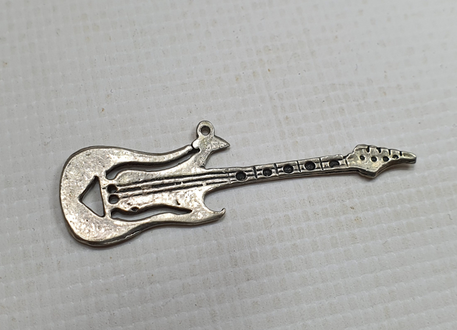 GÜMÜŞ GİTAR FORMUNDA KOLYE UCU