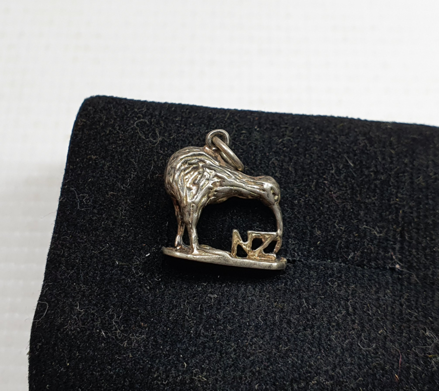 GÜMÜŞTEN MAMUL SU KUŞU FORMUNDA KOLYE UCU