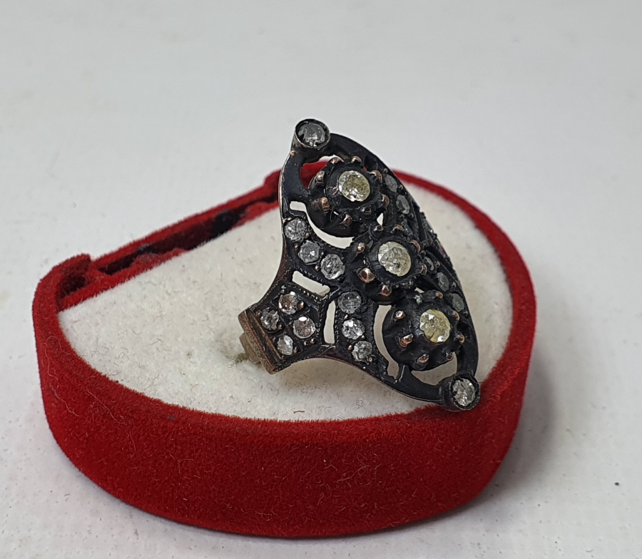 ÖZEL KESİM ELMAS TAŞLARLA SÜSLÜ ÖZEL YAPIM BÜYÜK BOY YÜZÜK