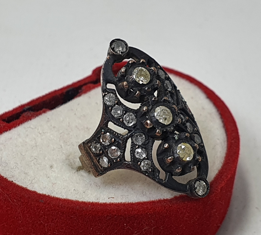 ÖZEL KESİM ELMAS TAŞLARLA SÜSLÜ ÖZEL YAPIM BÜYÜK BOY YÜZÜK