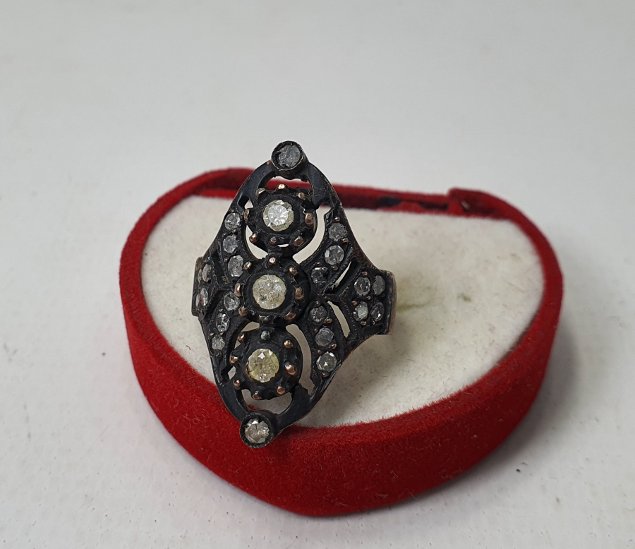 ÖZEL KESİM ELMAS TAŞLARLA SÜSLÜ ÖZEL YAPIM BÜYÜK BOY YÜZÜK